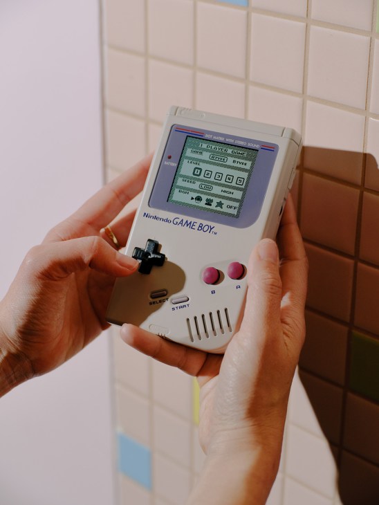 Person using a classic Gameboy