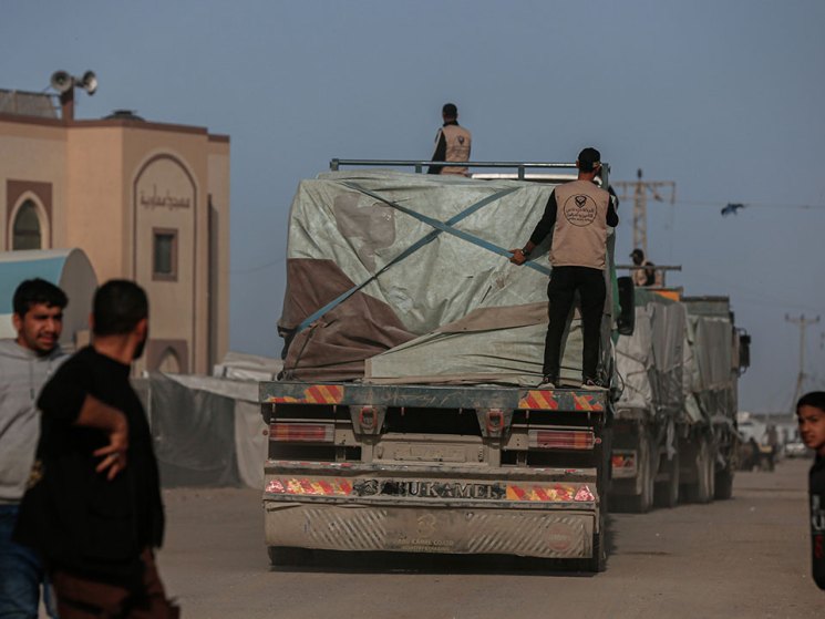 Rafah border crossing opens, Berlin grinds to a halt and ‘Melania’ bores