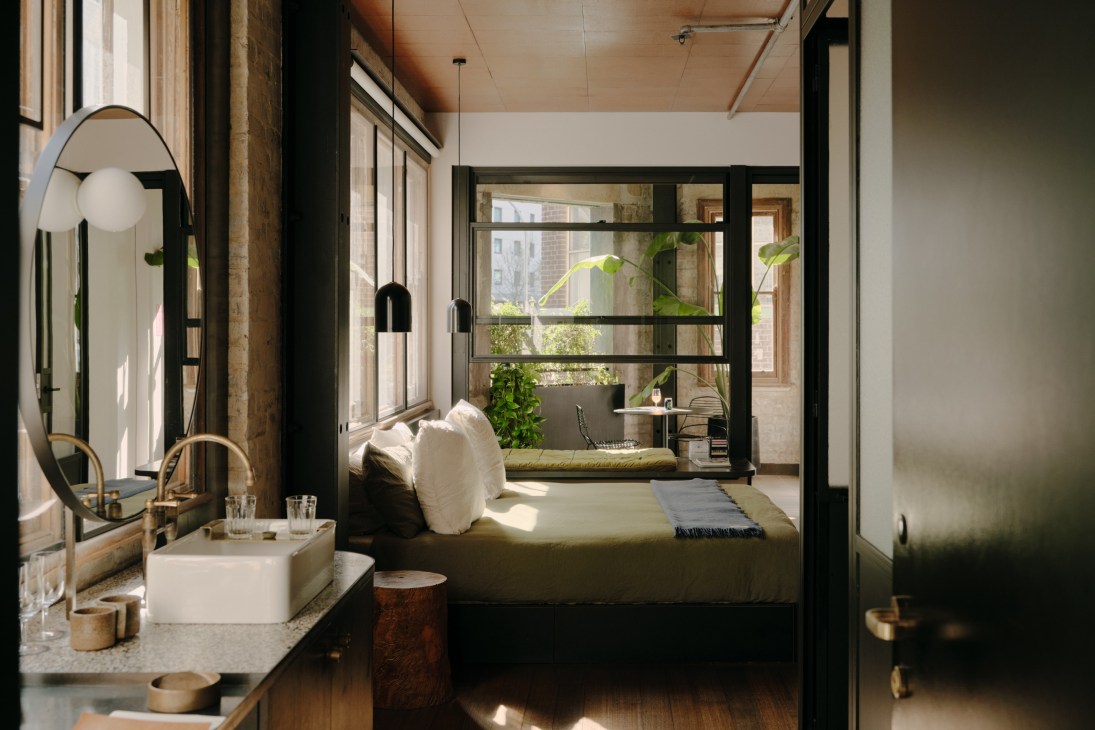 Paramount House Hotel in Sydney