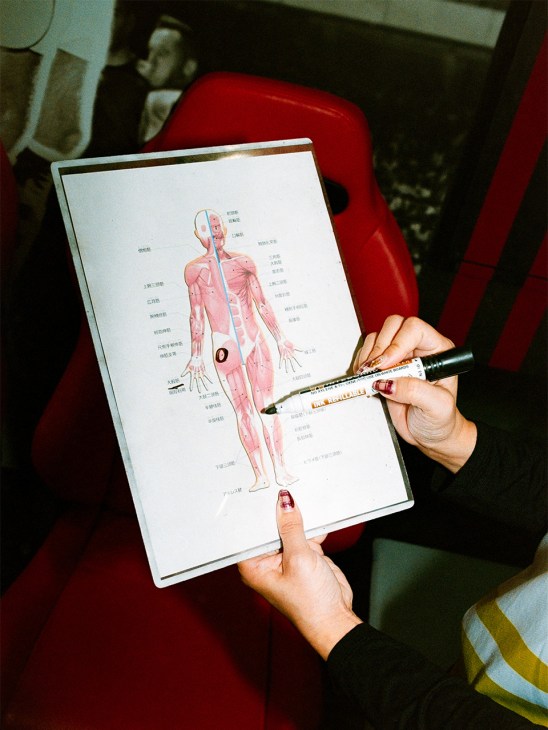Staff member drawing a diagram at a Dr Stretch clinci