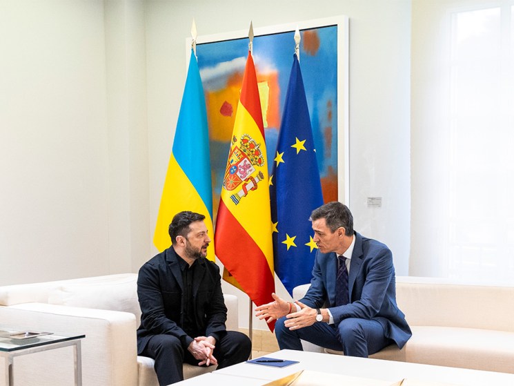 Zelensky in Europe as focus shifts to Iran