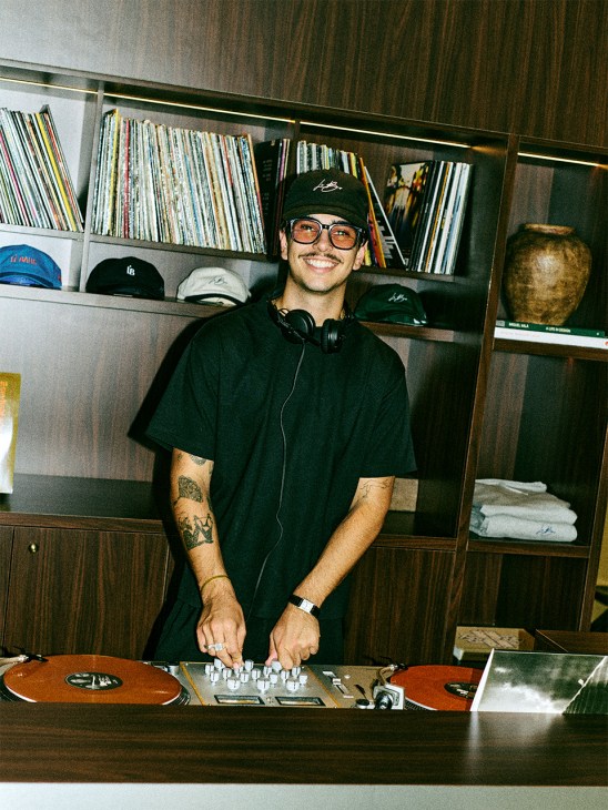 DJ playing at Lè Baus