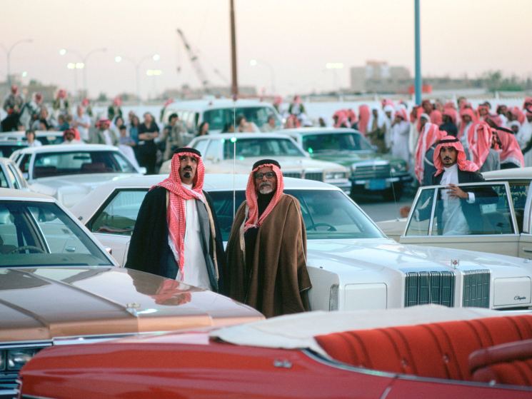 AEBKC7 Racegoers and their limousine cars at Riyadh Racecourse Saudi Arabia