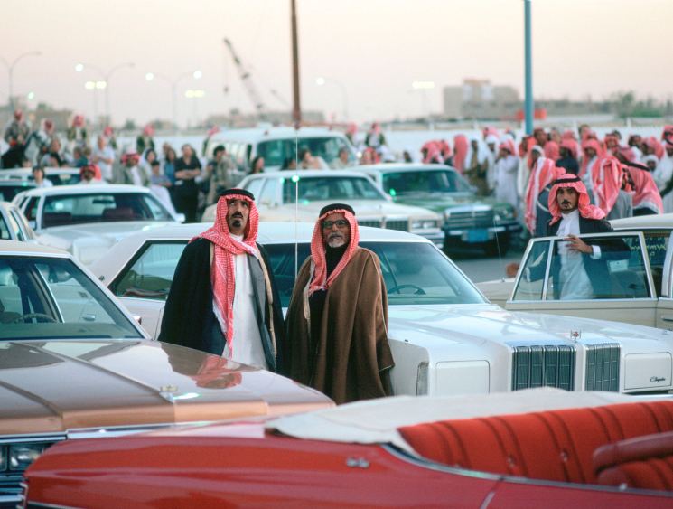 AEBKC7 Racegoers and their limousine cars at Riyadh Racecourse Saudi Arabia