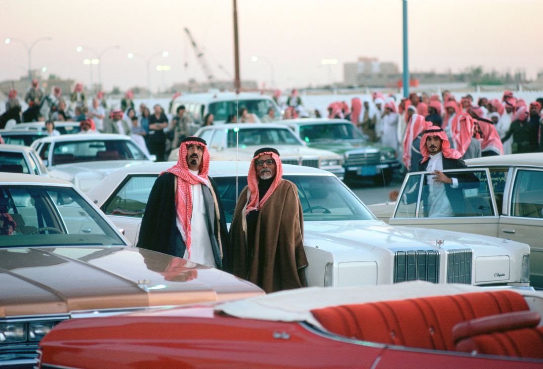 AEBKC7 Racegoers and their limousine cars at Riyadh Racecourse Saudi Arabia