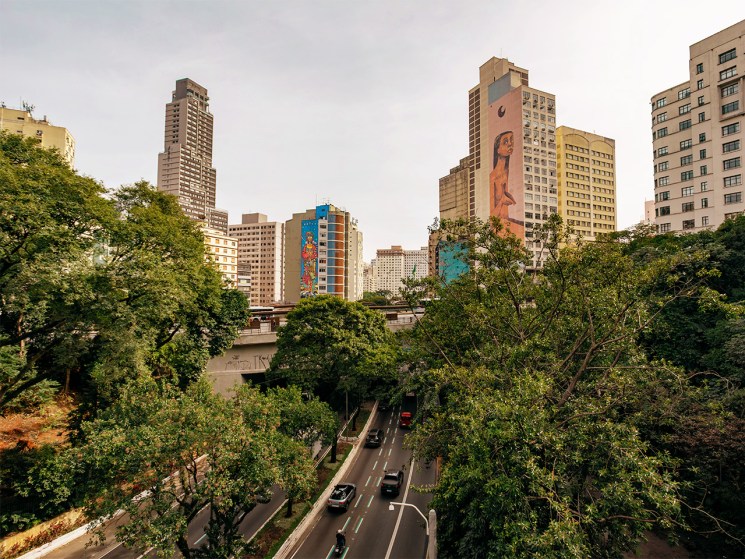 An elevated view of the Viaduto Nove de Julho and Rua Formosa, with buildings featuring murals, including one by artist Eduardo Kobra
