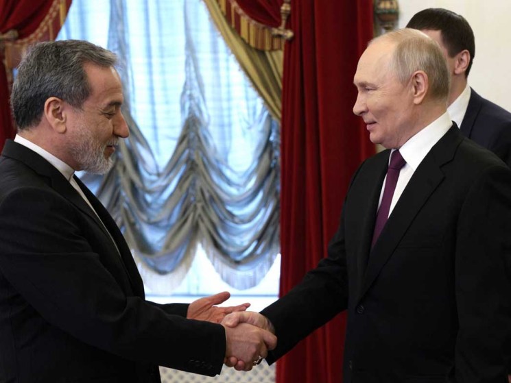 Iran’s top diplomat meets Vladimir Putin as US peace talks stall