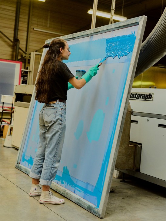 Screen printer at work at Lézard Graphique