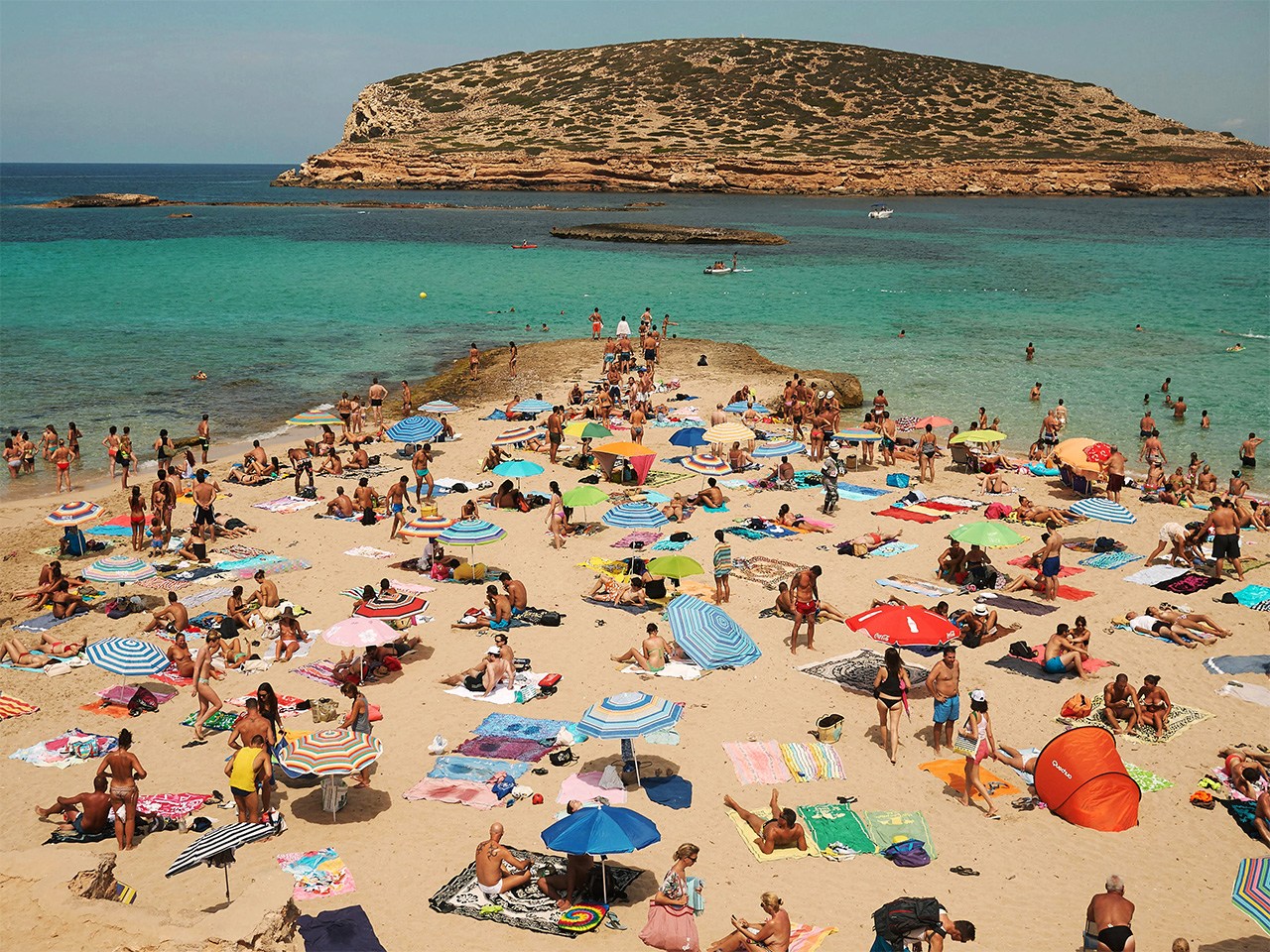 Ibiza strebt danach, von dem wohlhabenden Touristenexodus aus Dubai zu profitieren – sollte dabei jedoch seine Wurzeln nicht vergessen. Ibiza strebt danach, von dem wohlhabenden Touristenexodus aus Dubai zu profitieren – sollte dabei jedoch seine Wurzeln nicht vergessen.