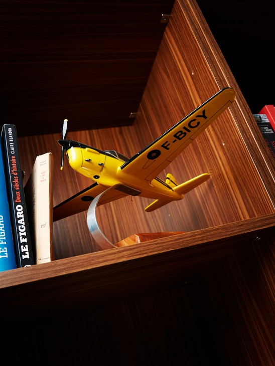 A toy plane inside the Le Figaro office