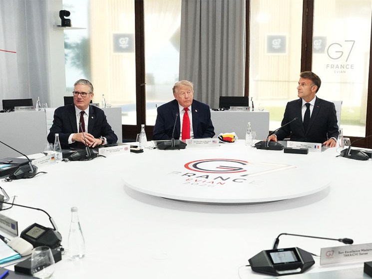 Trump calls on Russia to end the war in Ukraine after meeting Zelensky in France