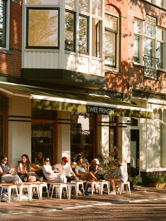 Exterior of Twee Prinsen wine bar in Amsterdam