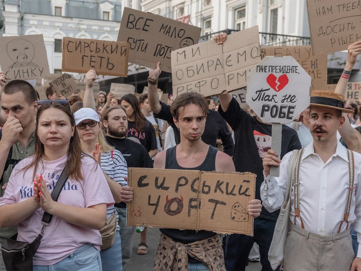 Ukraine’s president attempts to de-escalate tensions at home