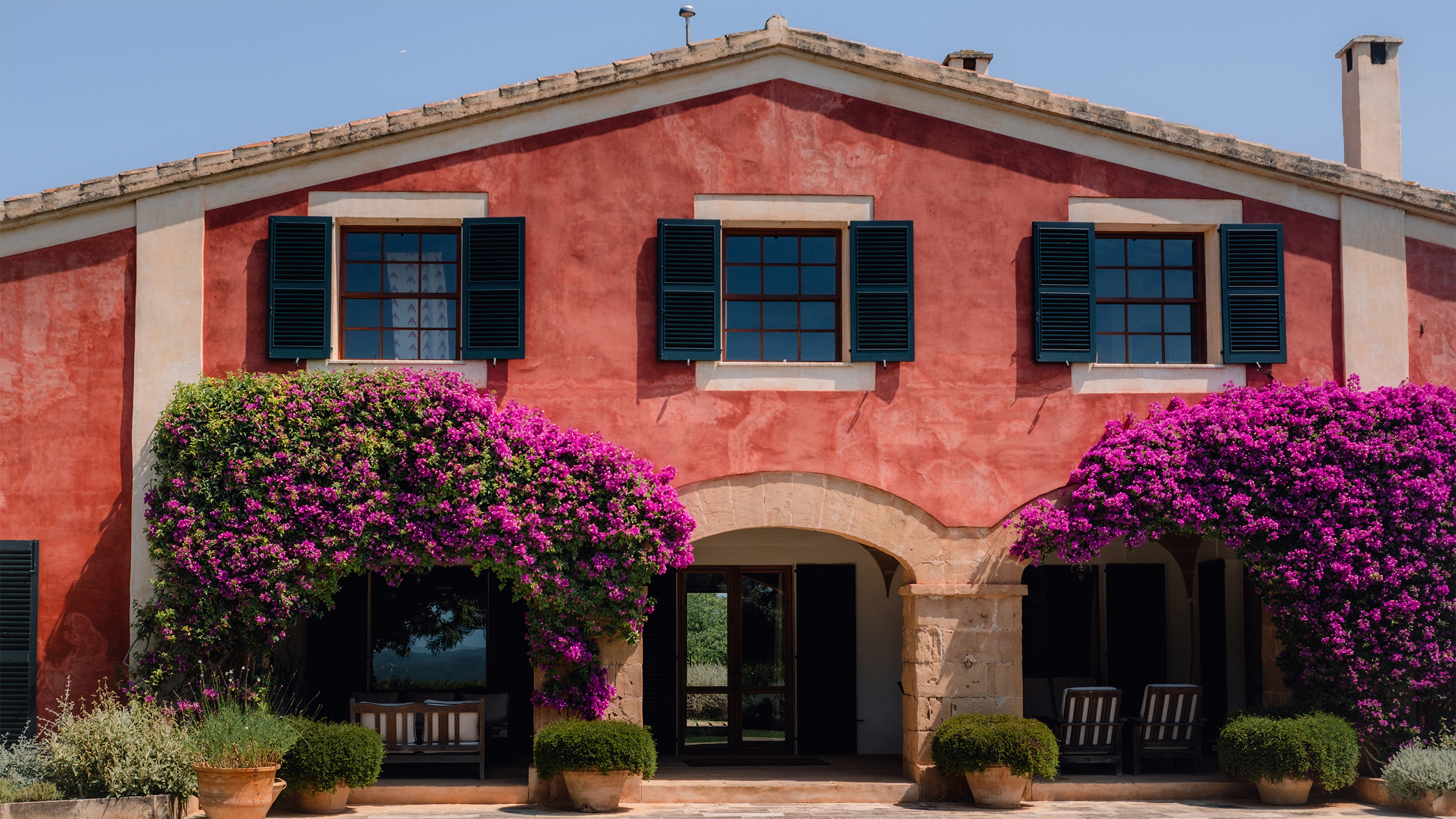 This beautiful house in Menorca skillfully displays the art of hot-climate architecture