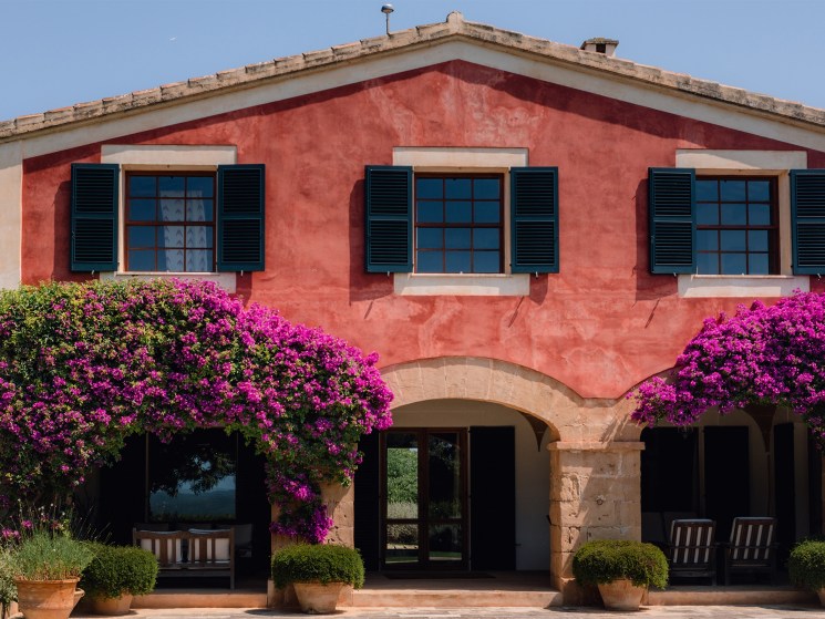 This beautiful house in Menorca skillfully displays the art of hot-climate architecture