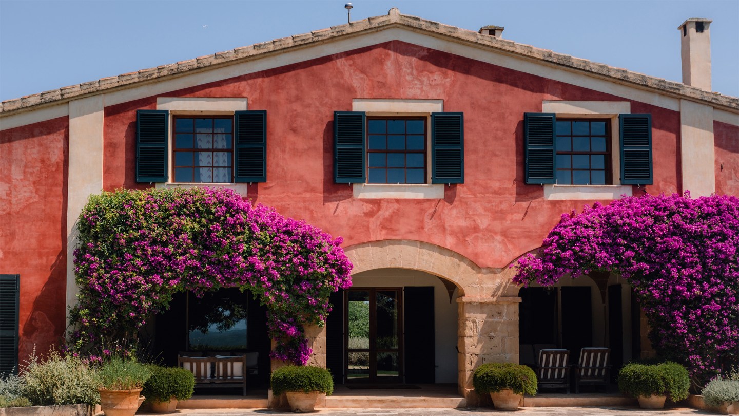 This beautiful house in Menorca skillfully displays the art of hot-climate architecture
