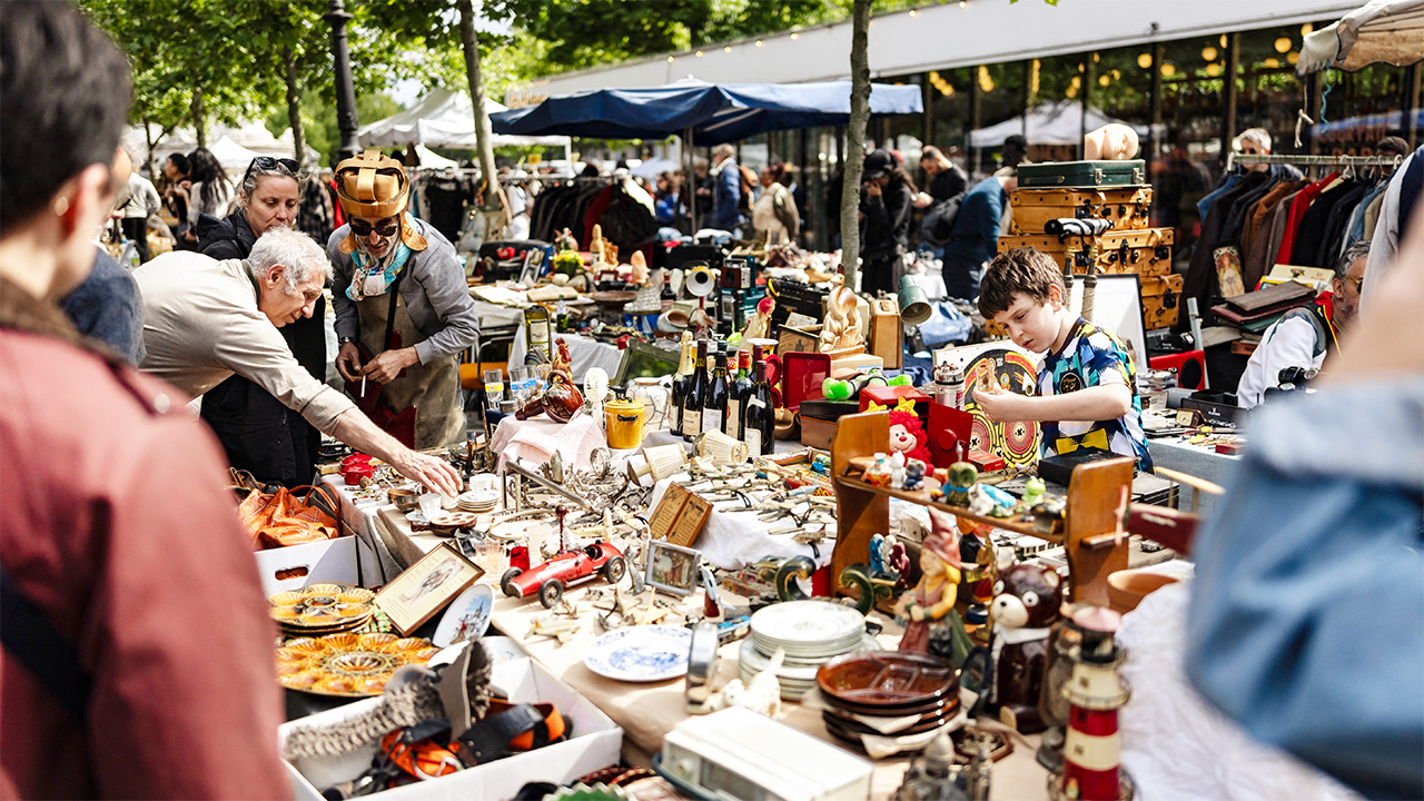 Zelensky in Serbia, astrotourists in Spain and a guide to the Paris flea markets