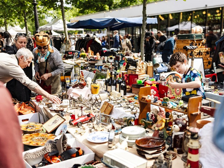 Zelensky in Serbia, astrotourists in Spain and a guide to the Paris flea markets