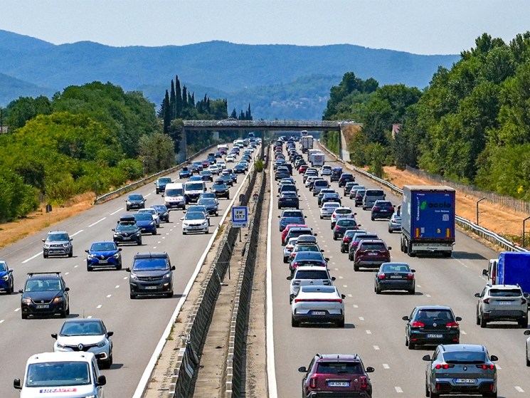 Shifting summer into high gear: France hits the road and magazines for the beach