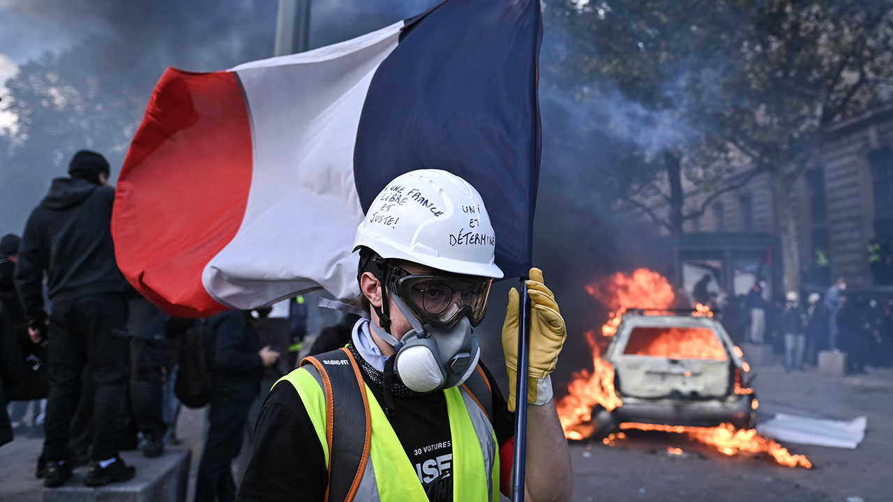 Summits and protests: France riots while Russia leaves Ukraine out of its peace proposal