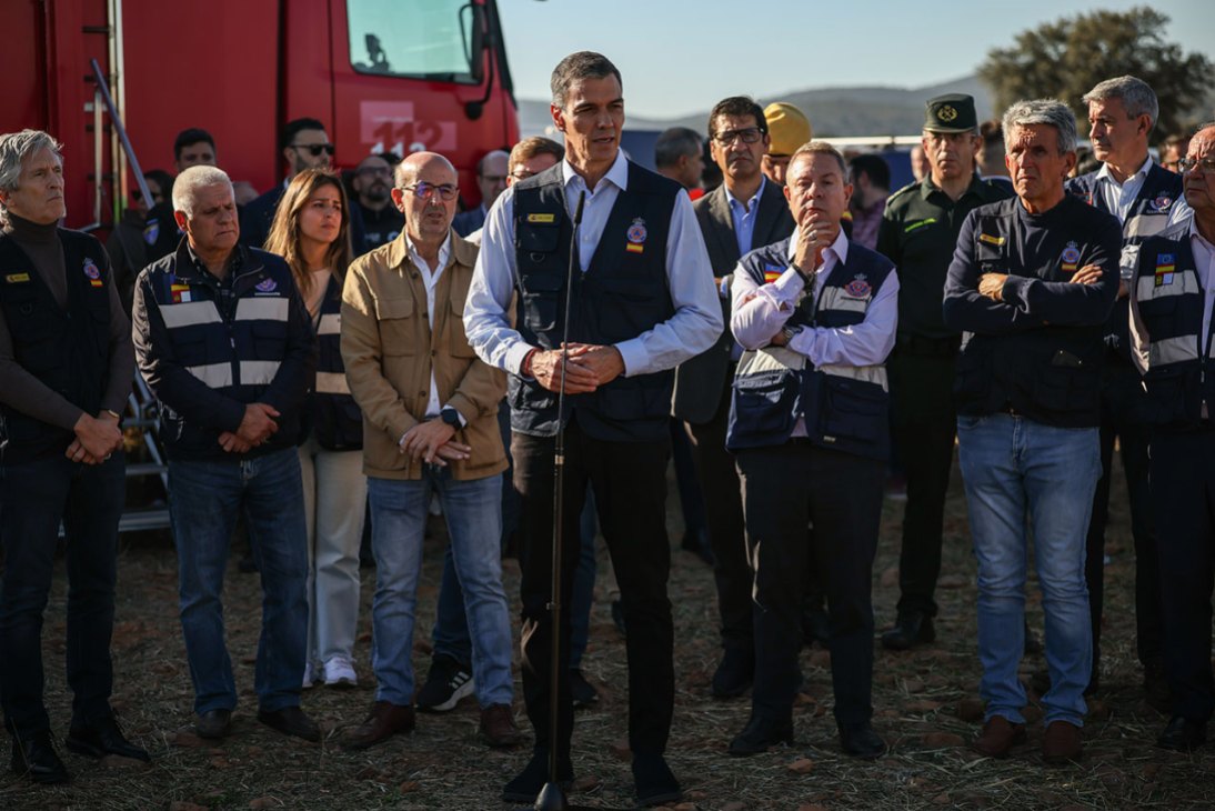 Spanish Prime Minister Pedro Sánchez speaking at an Advanced Command Post (Puesto de Mando Avanzado) in Navaluenga (Ávila) alongside emergency and coordination