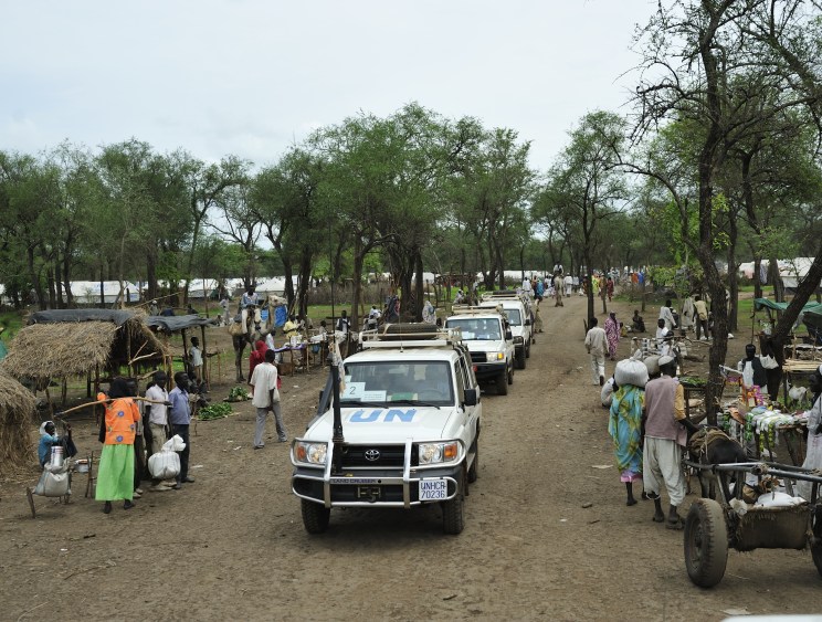 The Elders arrived in Batil refugee camp by helicopter, fixed-wing craft and jeep