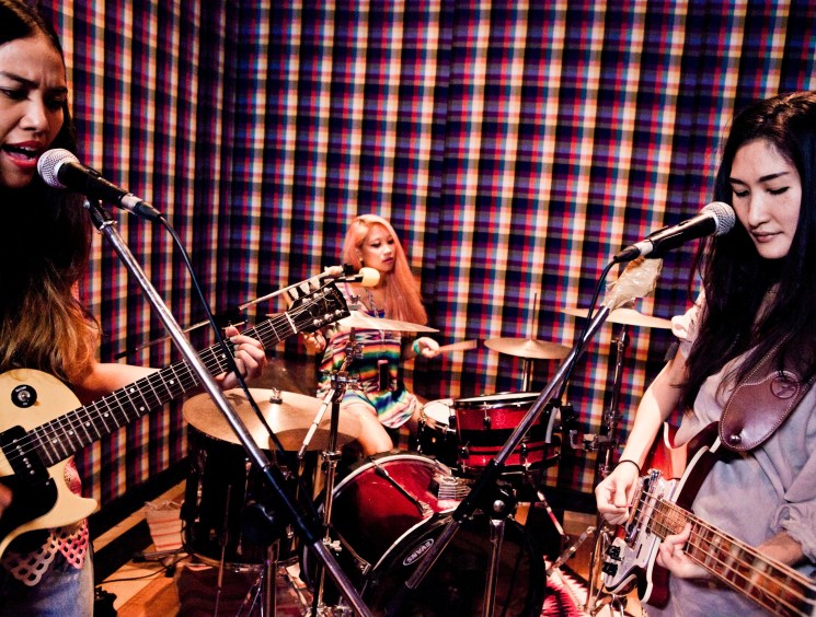 Yellow Fang playing single ‘Unreal’ for a taping on Thai channel True TV