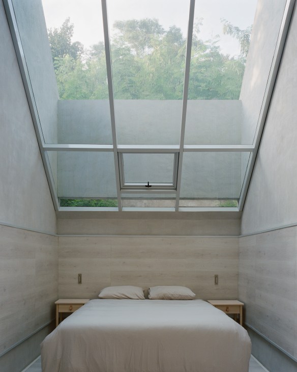 Light well in Frame House framing acacia tree and sky from interior space