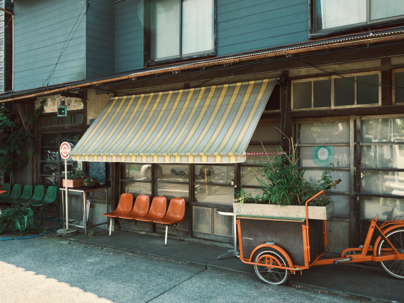 Nowhere bakery in a former liquor shop