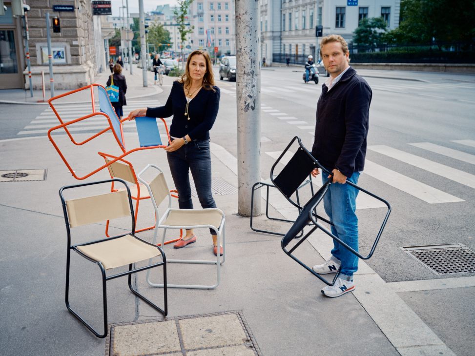 Helen Thonet and Florian Lambl with the PEL chair on a city street