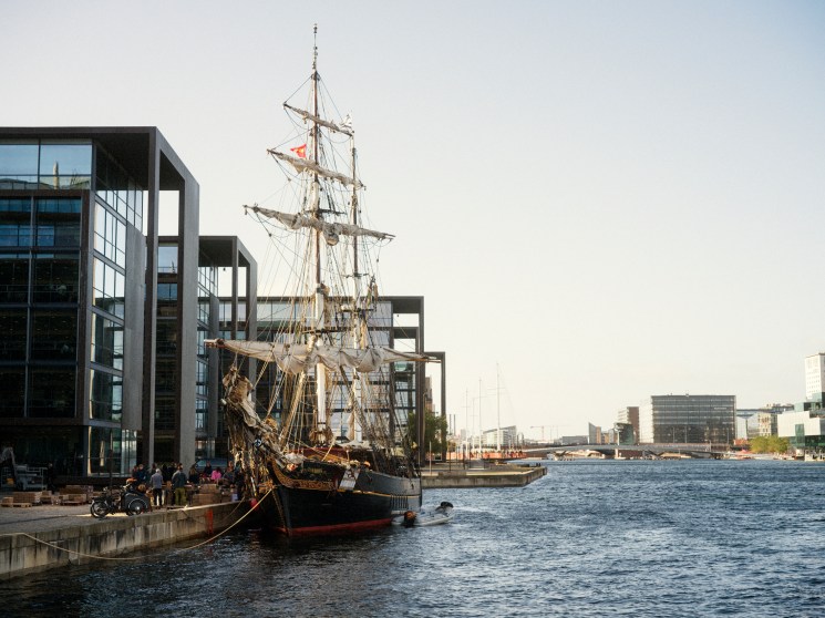 The ‘Tres Hombres’ sails into Copenhagen with olive oil, wine and rum for the city’s restaurants