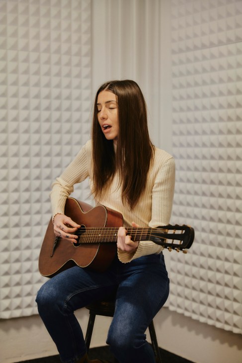 Singer-songwriter Melissa Lingo recording or performing in Kabelovna Studios