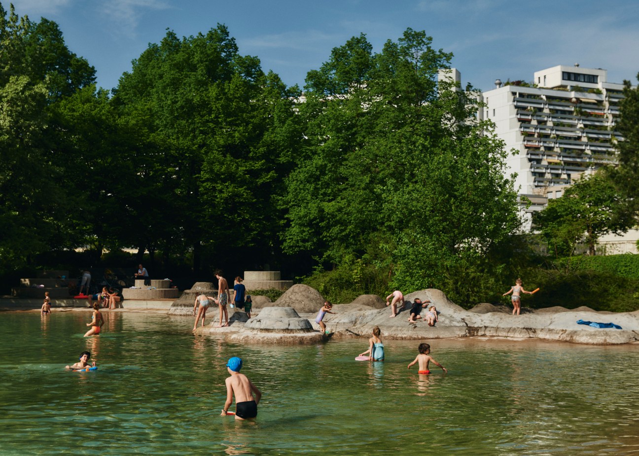 People enjoying Nadisee lake on a hot summer day
