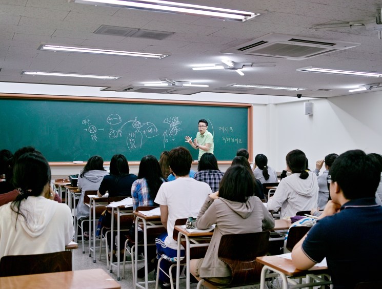 Celebrity ‘hagwon’ teacher Jeong Ji-woong is his trademark lime-green T-shirt, glasses and trainers