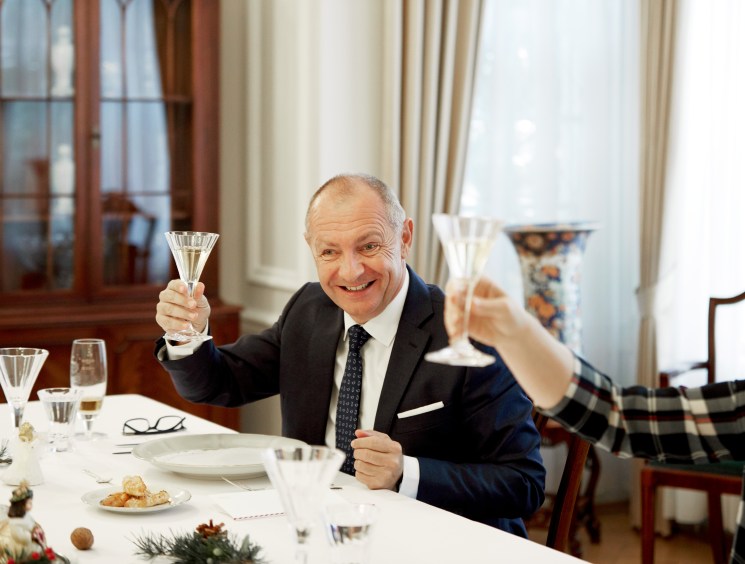 Consuls and carols