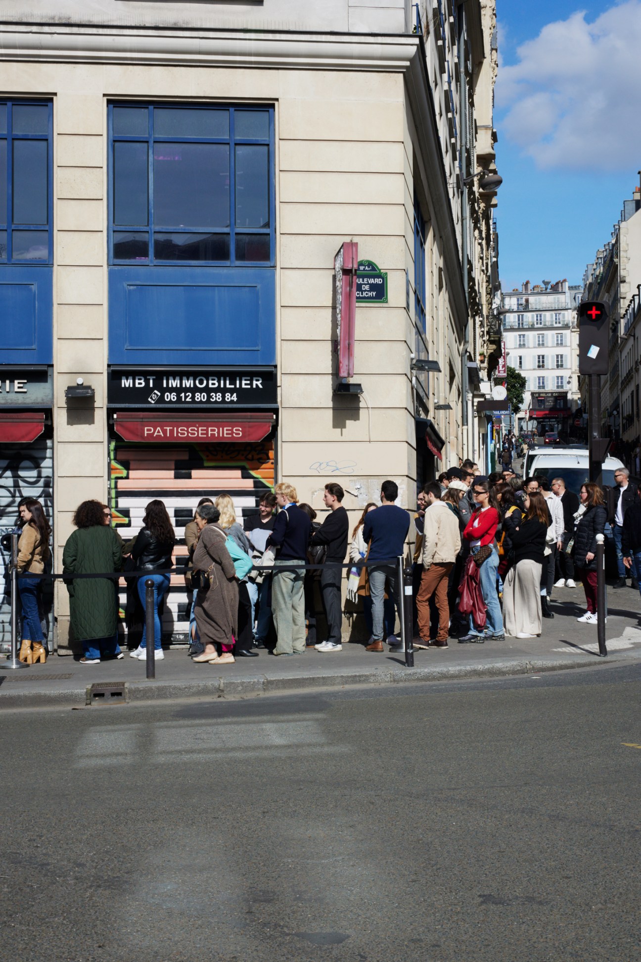 Queue for a restaurant going around the corner
