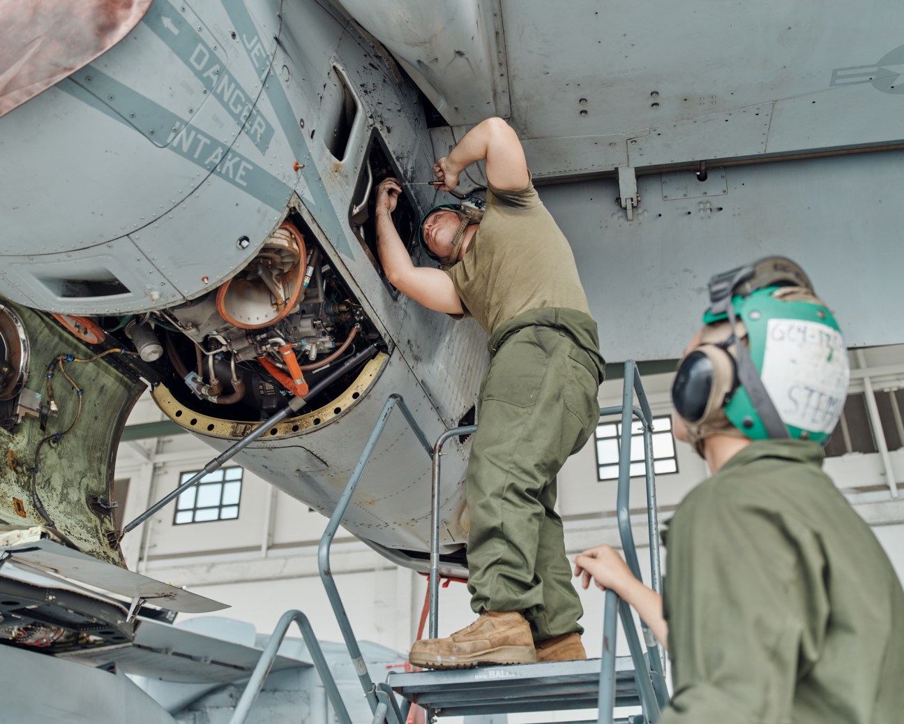 Engineers working at Marine Aircraft Group 24 in Hawaii