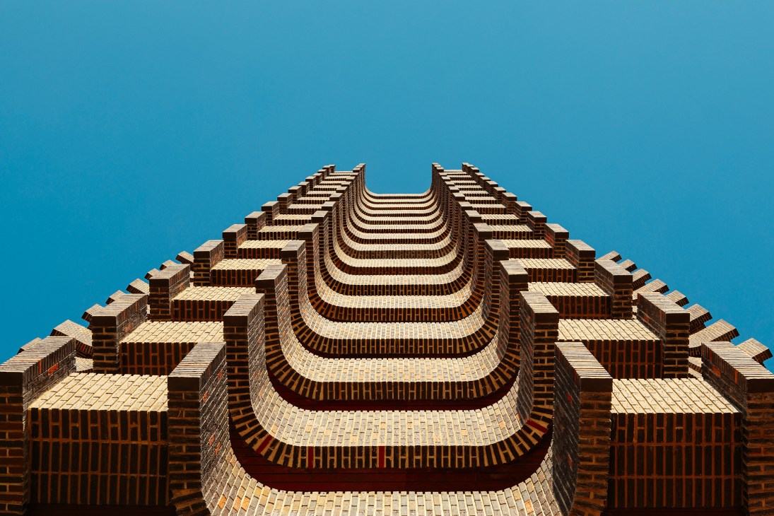 Torre Ripalda's concrete facade rising dramatically against the Valencia skyline during construction