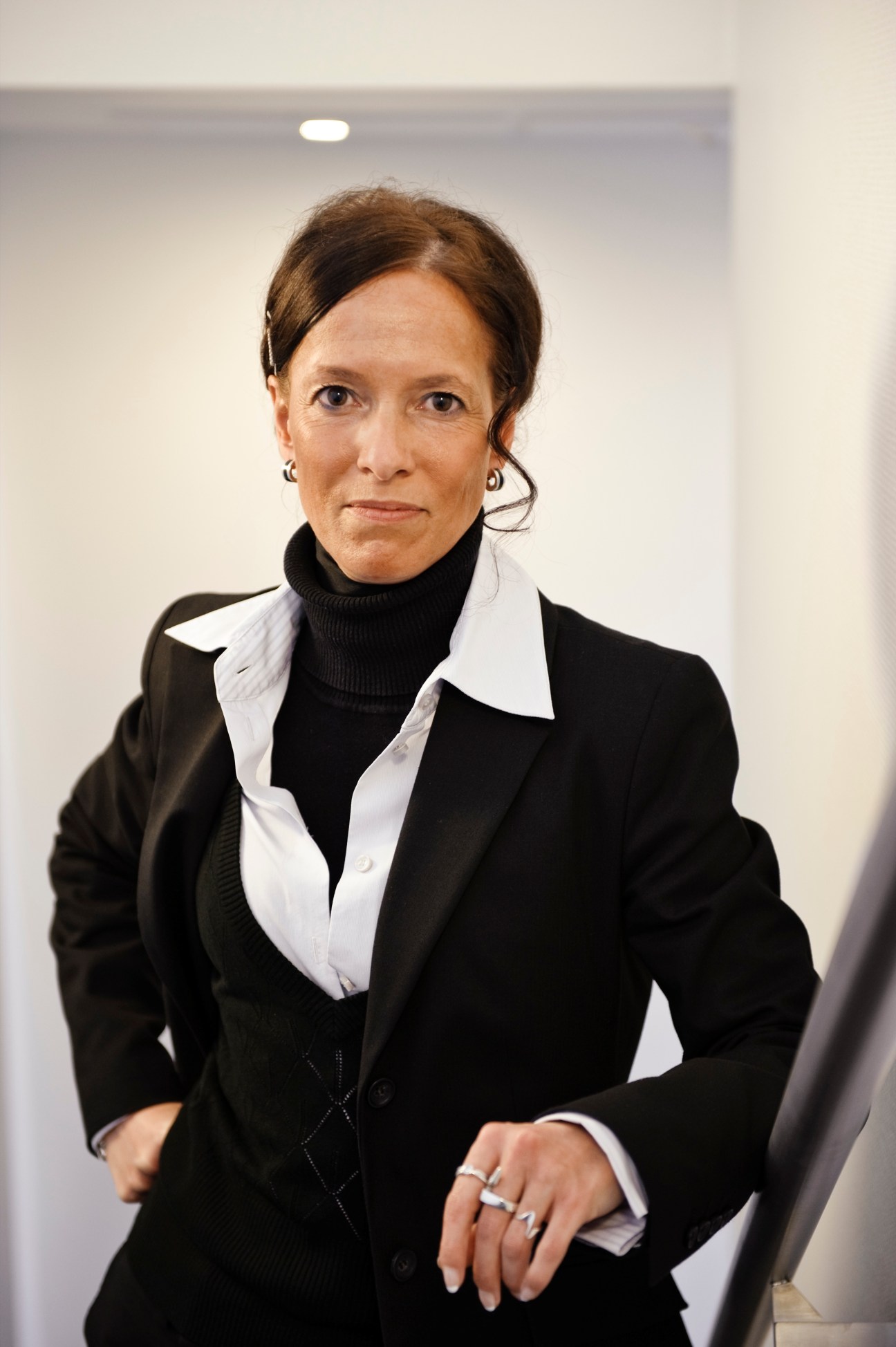 Portrait of Sabine Schünemann, deputy director of Swisslog, wearing a black blazer and white shirt.