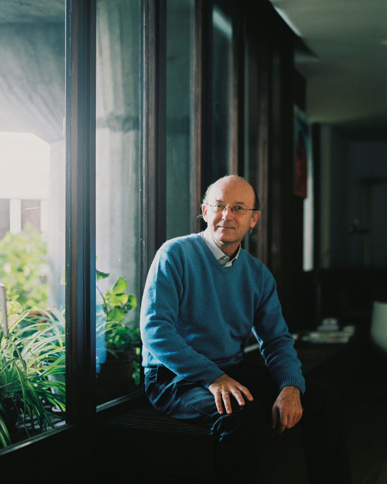 Javier Sáenz Guerra, son of architect Francisco Javier Sáenz de Oiza, seated by a window in Torres Blancas.