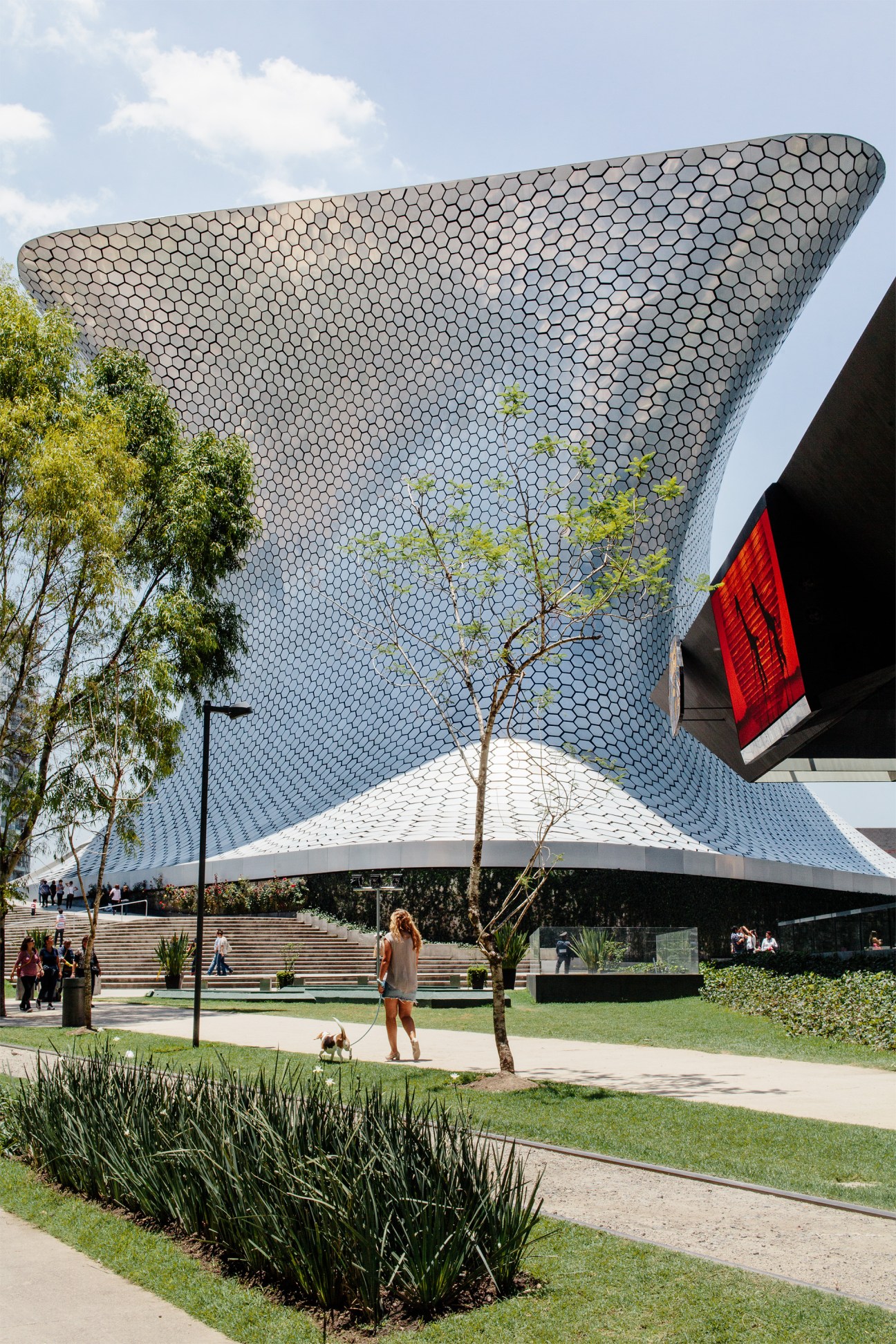 Museo Soumaya's distinctive white hexagonal-tiled curved exterior designed by Fernando Romero.
