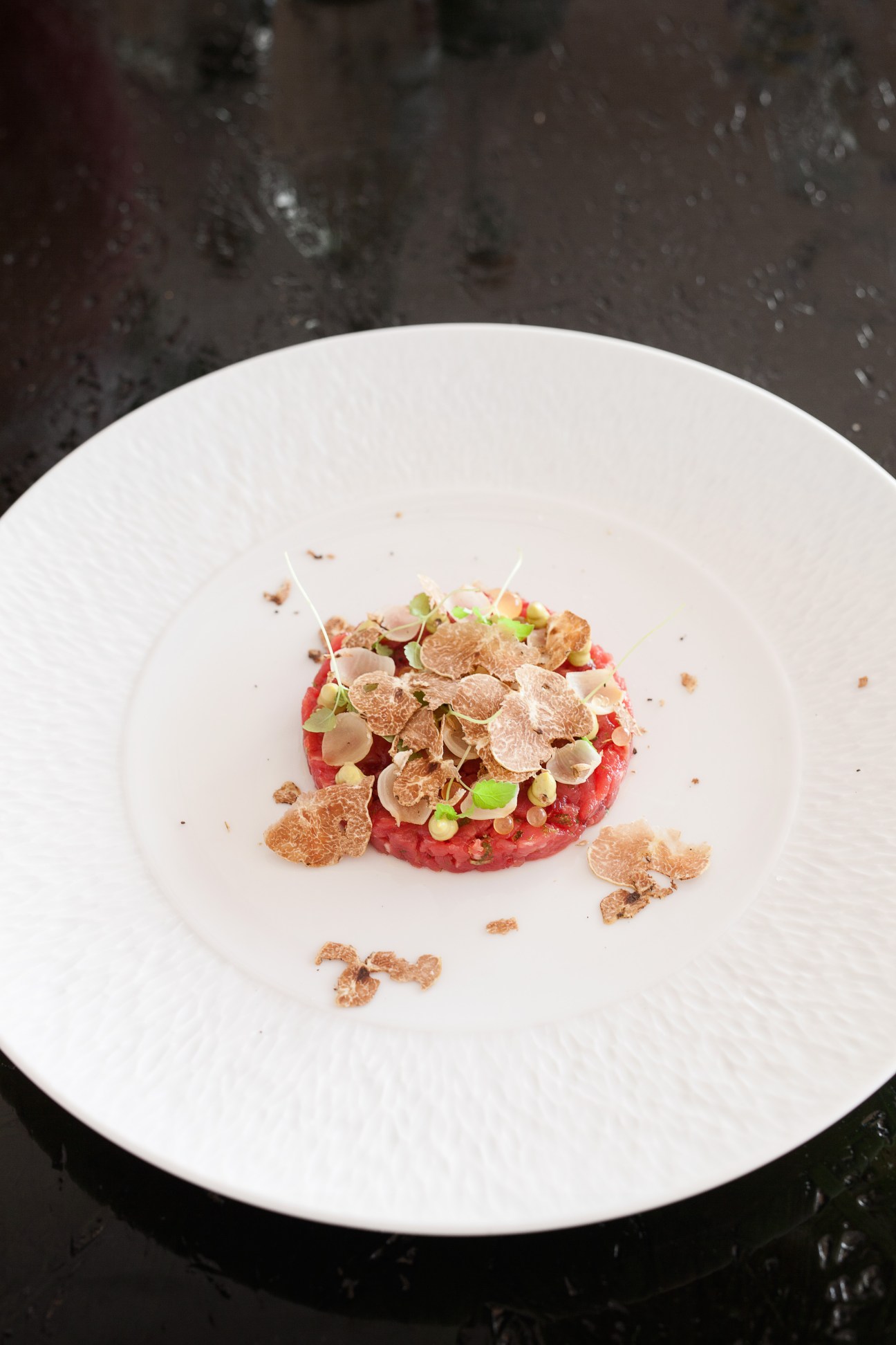 Plated tartare dish with crispy garnish on white plate at Il San Pietro di Positano.