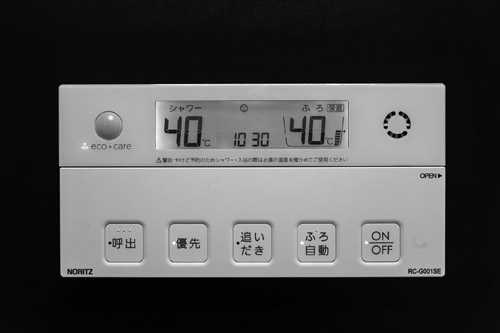 Noritz bath system control panel displaying temperature and water level settings with automatic fill buttons.