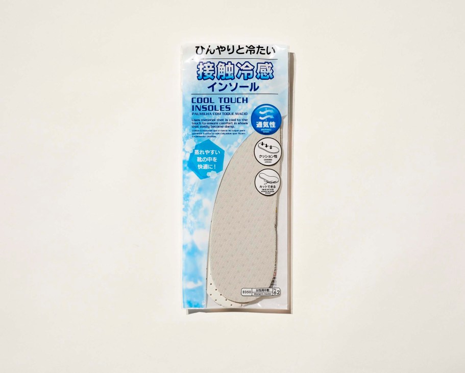 Packaged cooling insoles with Japanese text and blue cloud design on white background.
