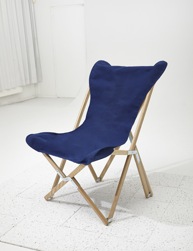 Tripolina folding chair with navy canvas seat and natural wood frame by Segno Italiano.