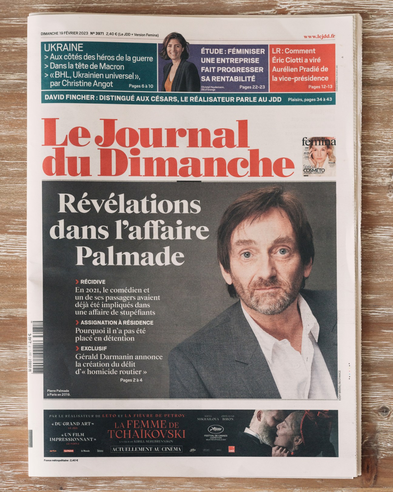Front page of Le Journal du Dimanche newspaper featuring headline about Palmade affair revelations