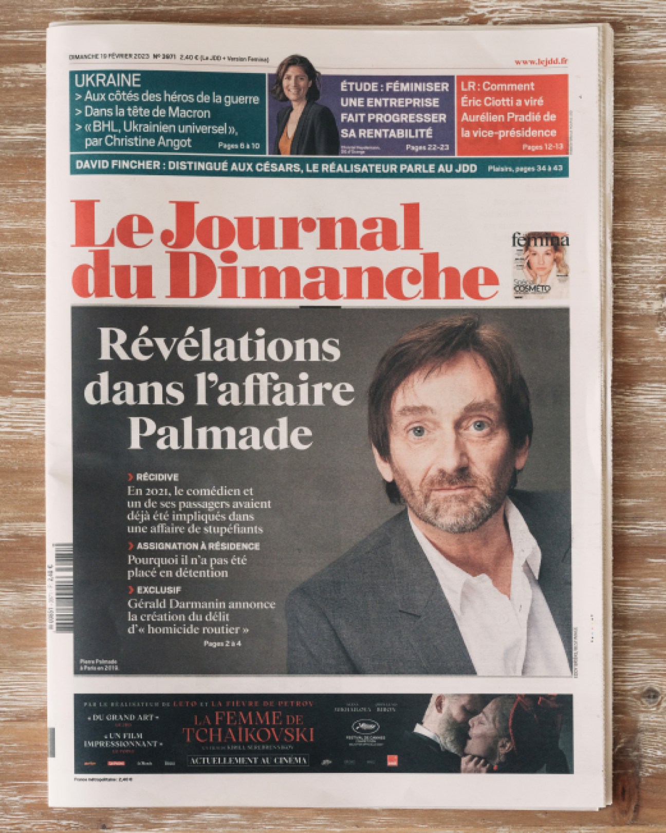 Front page of Le Journal du Dimanche newspaper featuring headline about Palmade affair revelations