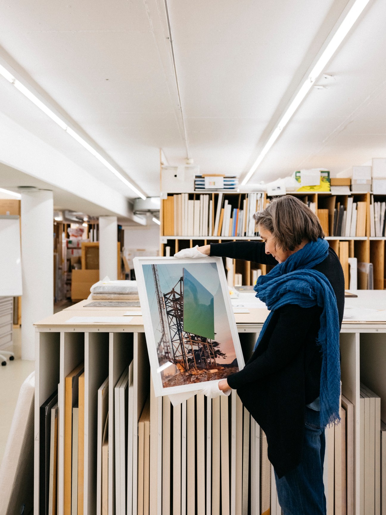 a woman holding a Sendetafel print