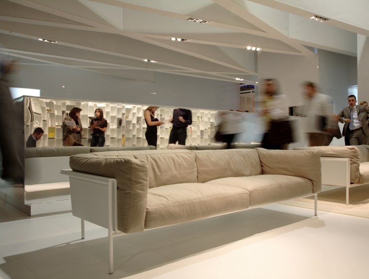RR01 sofa on the MDF Italia stand