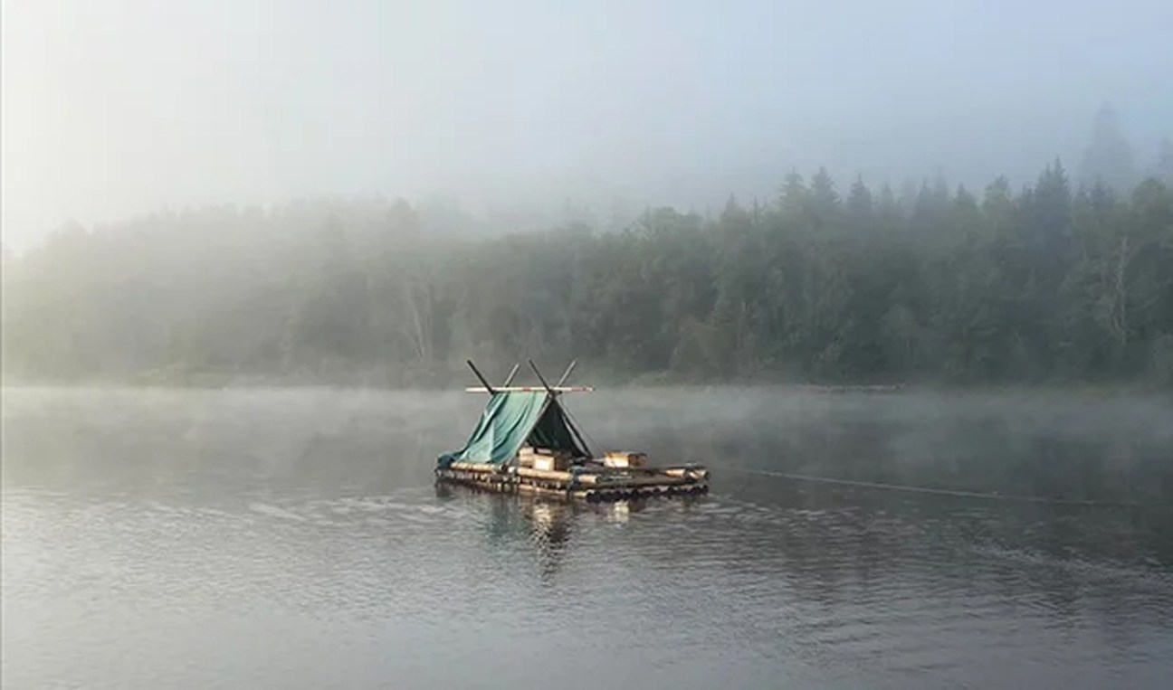 Couples building a raft on a Danish dating show